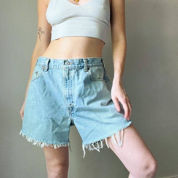Vintage Levi's 505 Light Wash Raw Hem High Waist Cut Off Shorts - Picture 2 of 6